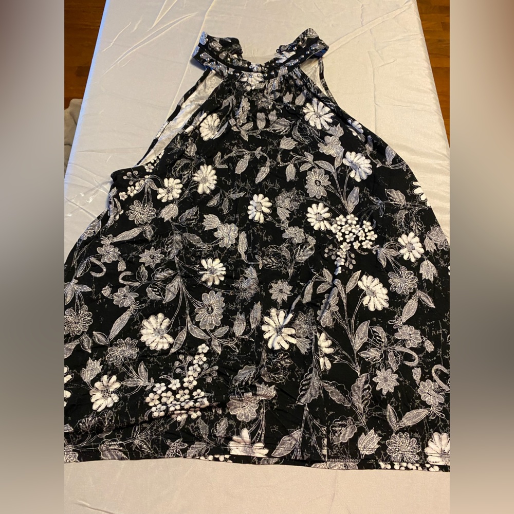 This is a cute summer sleeveless blouse.